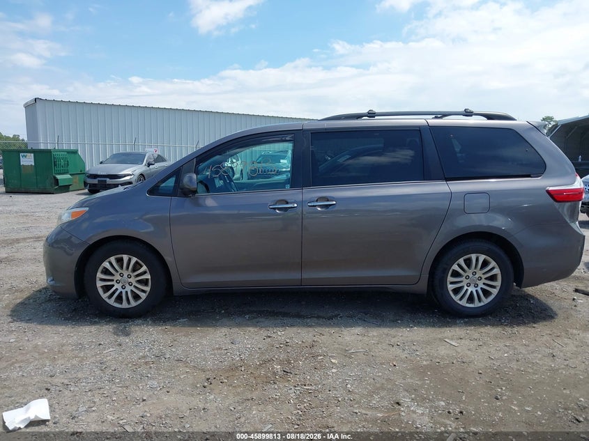TOYOTA SIENNA - zdjęcie 13