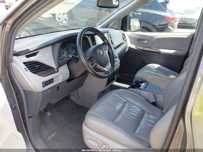 TOYOTA SIENNA - zdjęcie 5