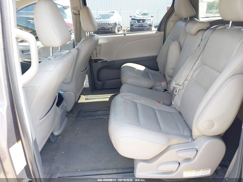 TOYOTA SIENNA - zdjęcie 8