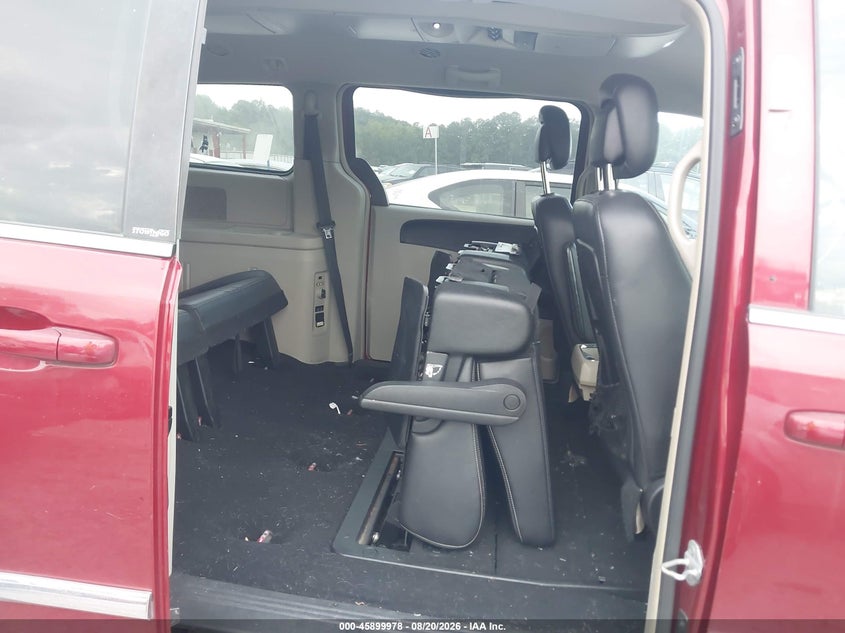 2014 CHRYSLER TOWN & COUNTRY auction photo 8