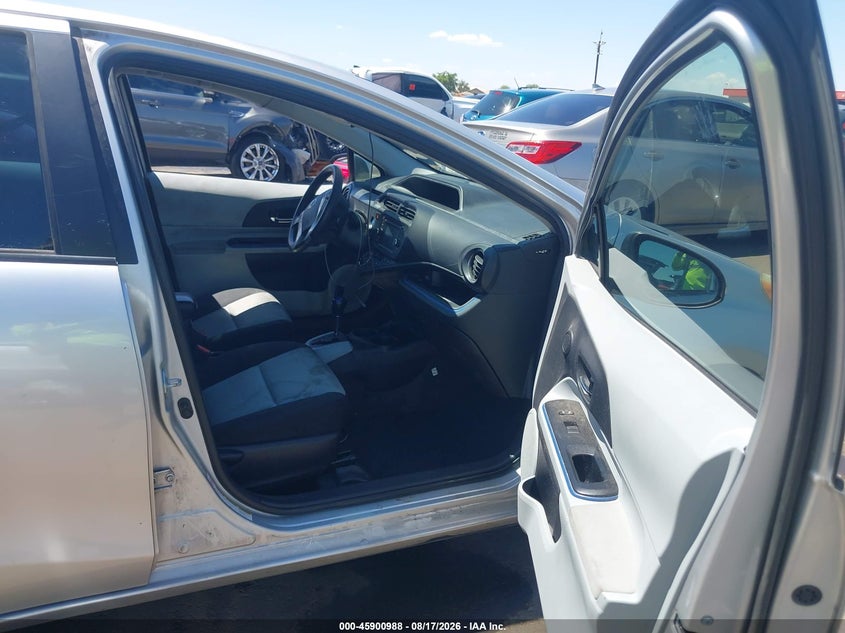 2013 TOYOTA PRIUS C auction photo 5