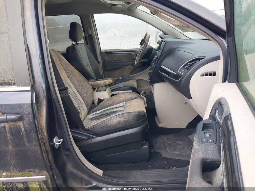 2014 CHRYSLER TOWN & COUNTRY auction photo 5
