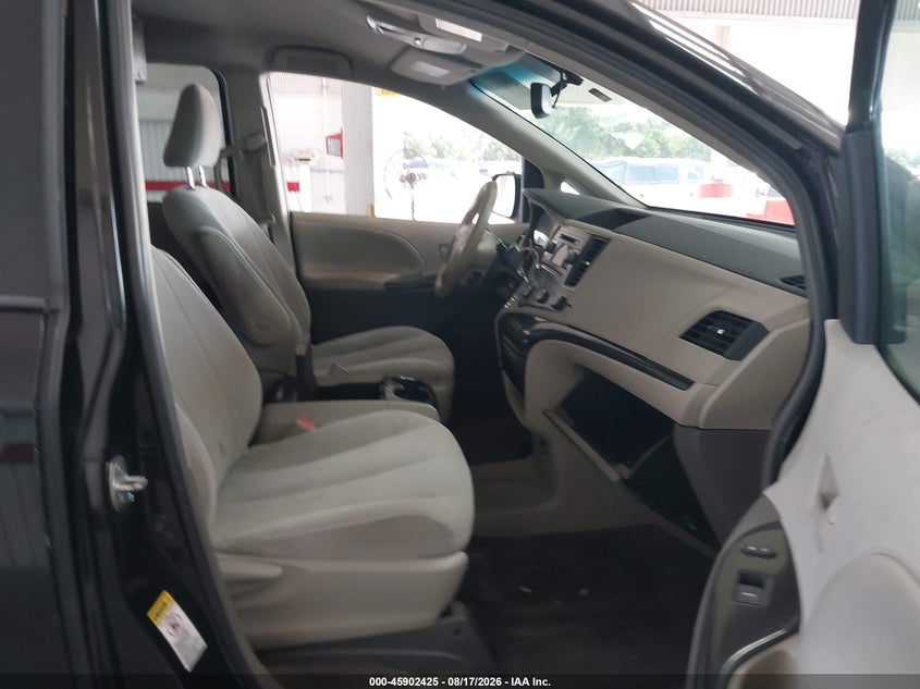 2011 TOYOTA SIENNA auction photo 5