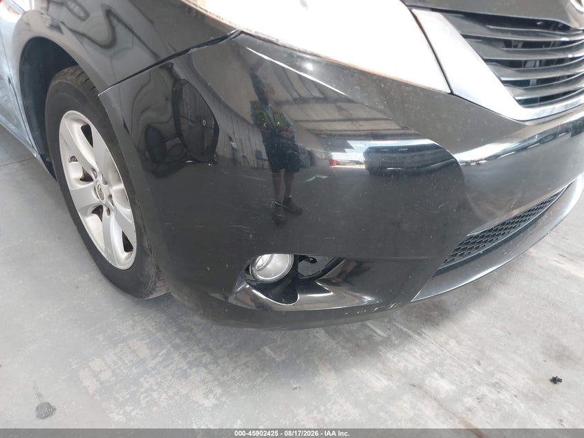 2011 TOYOTA SIENNA auction photo 6