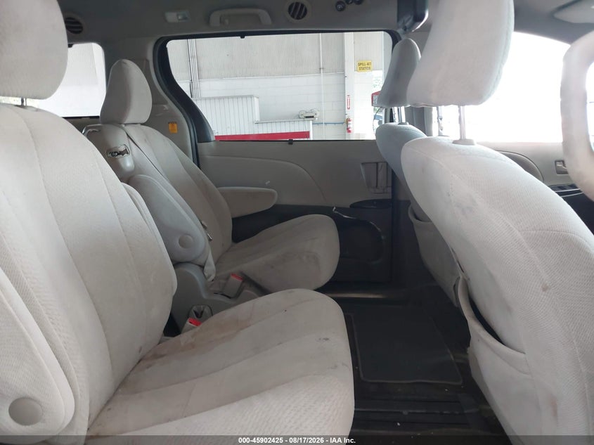 2011 TOYOTA SIENNA auction photo 8