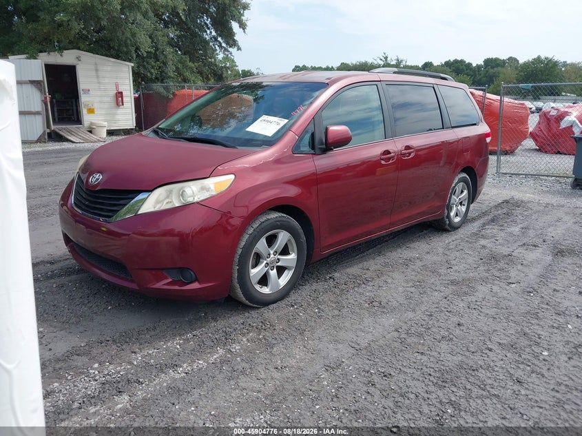 2014 TOYOTA SIENNA auction photo 2