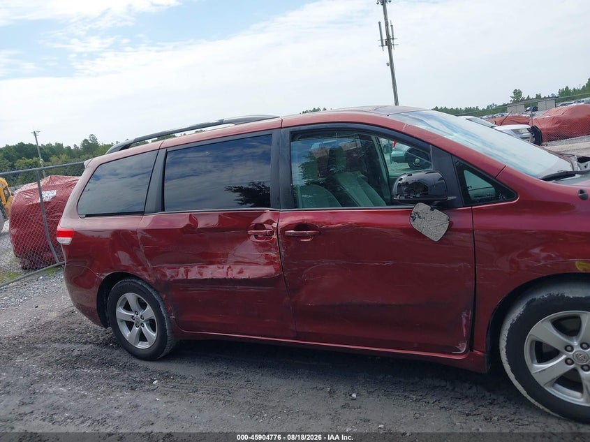 2014 TOYOTA SIENNA auction photo 6