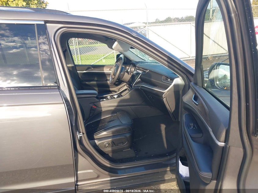 2023 JEEP GRAND CHEROKEE L auction photo 5