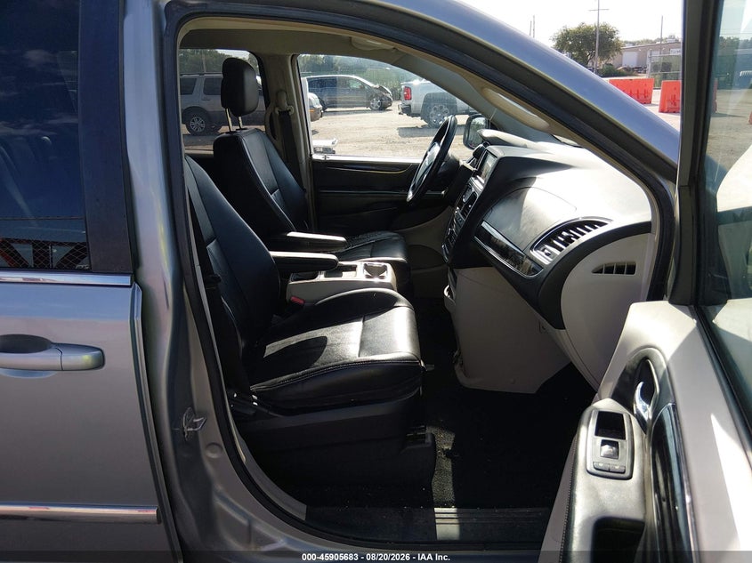 2014 CHRYSLER TOWN & COUNTRY auction photo 5