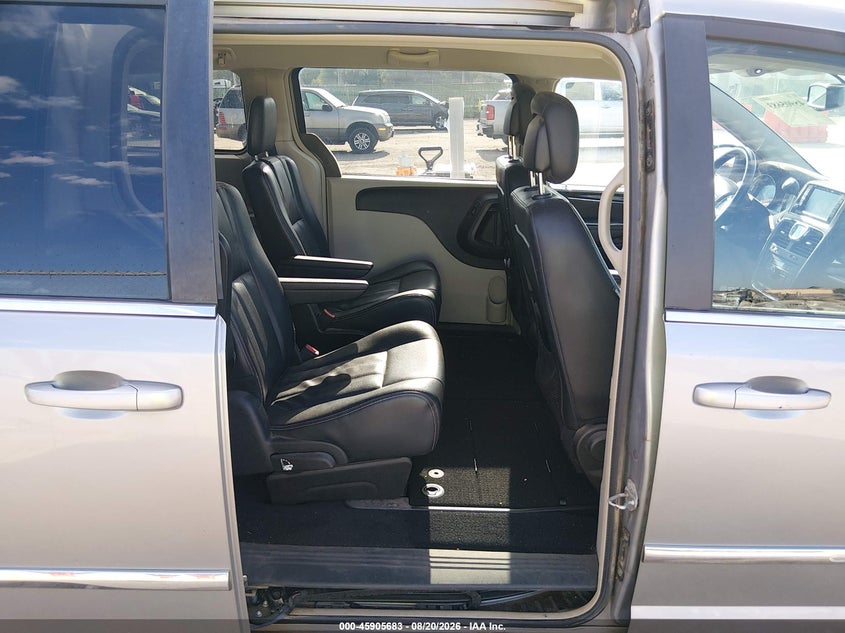 2014 CHRYSLER TOWN & COUNTRY auction photo 8