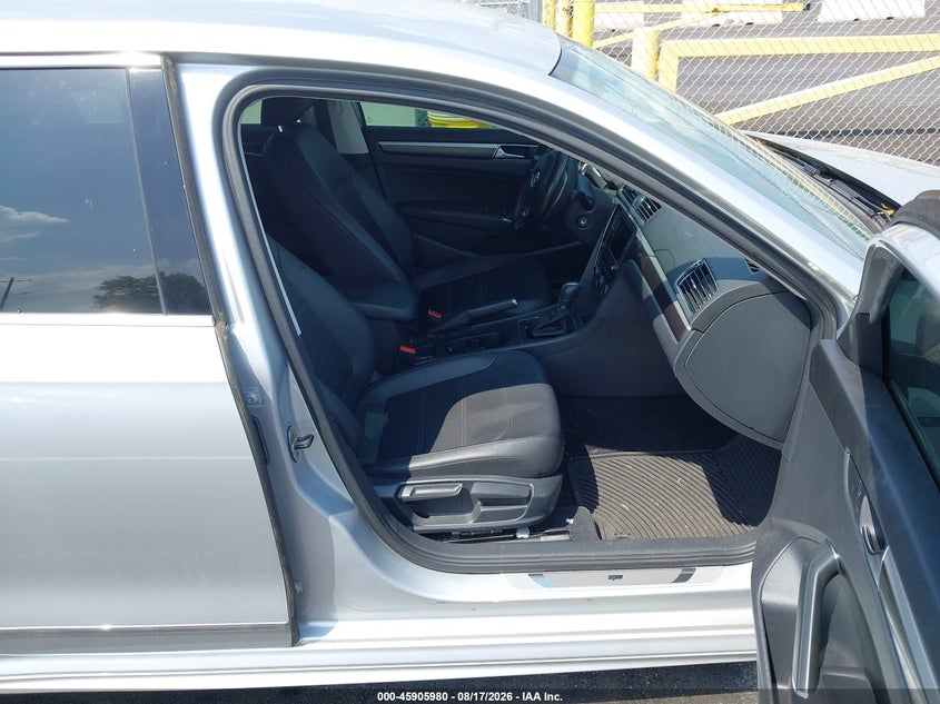 2017 VOLKSWAGEN PASSAT auction photo 5