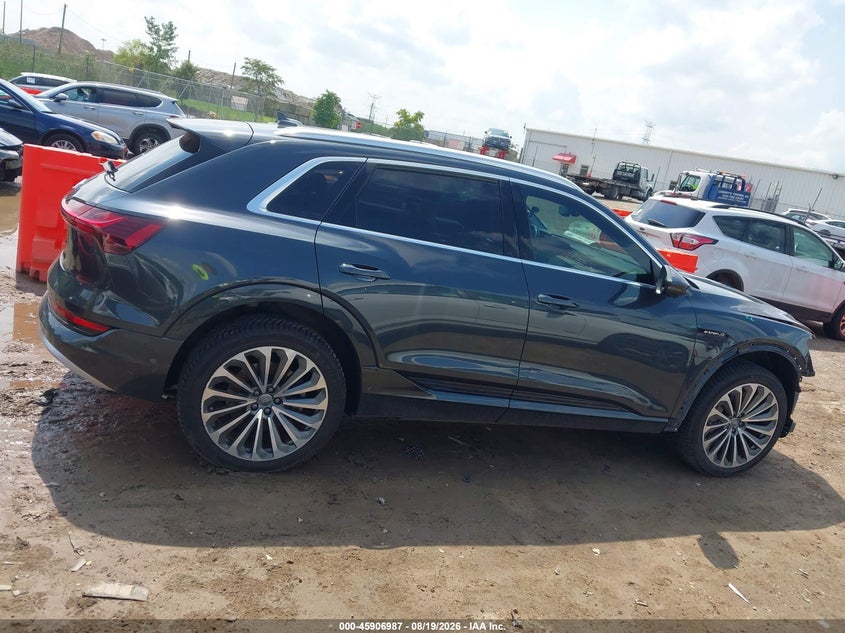 AUDI E-TRON - zdjęcie 14