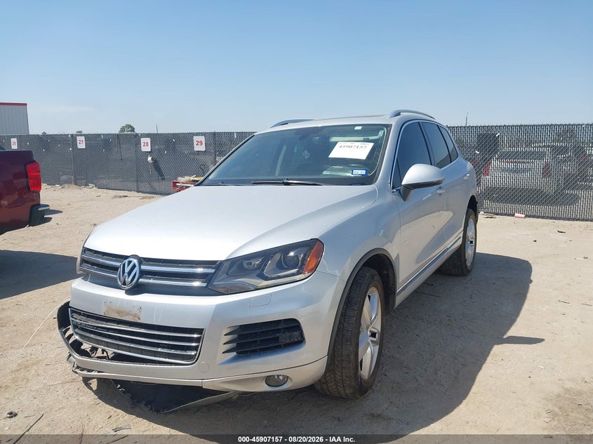 2012 Volkswagen Touareg, Front End, IAAI, VIN WVGFF9BP2CD004518 — photo 2