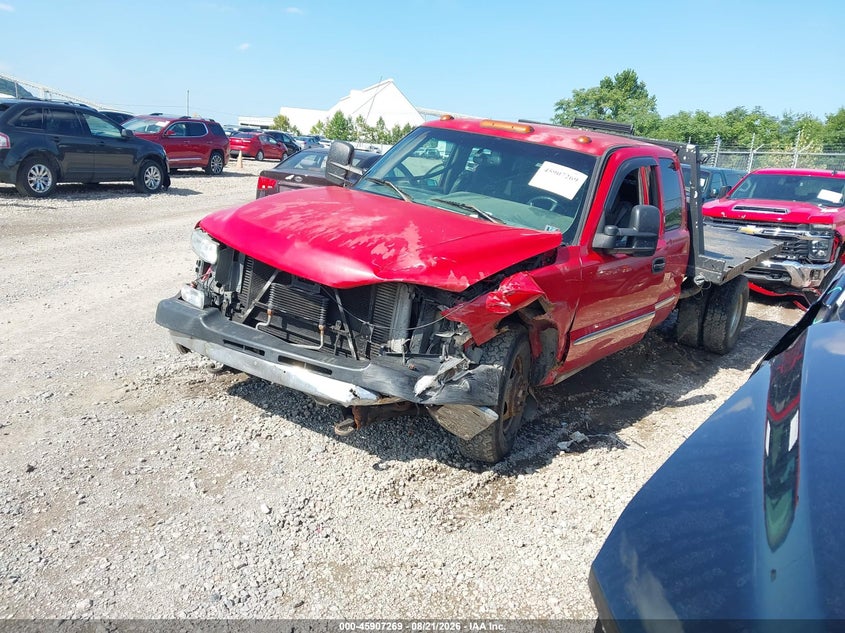 2002 Chevrolet Silverado, Left Front, IAAI, VIN 1GCJK39152E200700 — photo 2