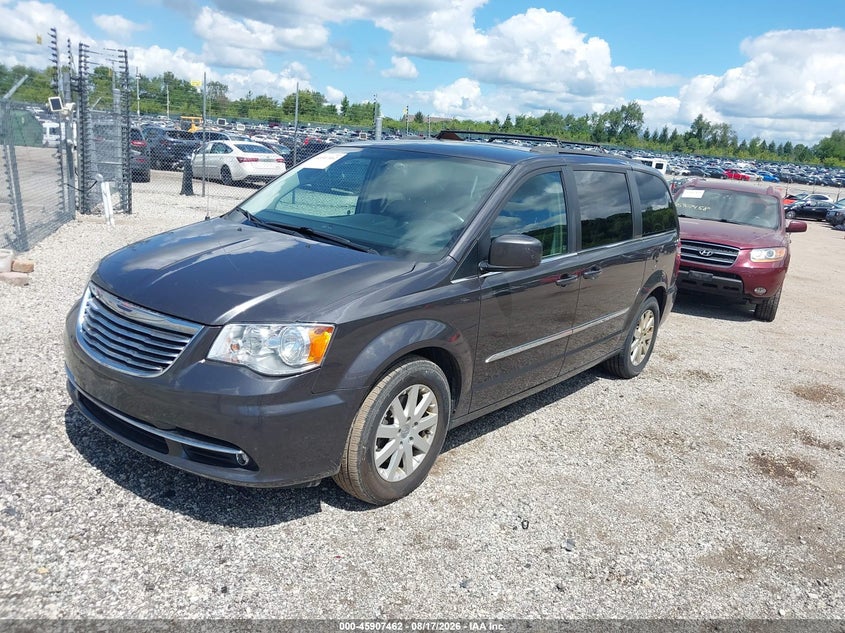 2015 CHRYSLER TOWN & COUNTRY auction photo 2