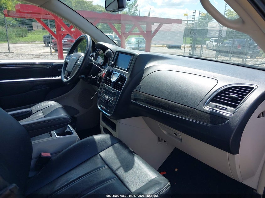 2015 CHRYSLER TOWN & COUNTRY auction photo 5