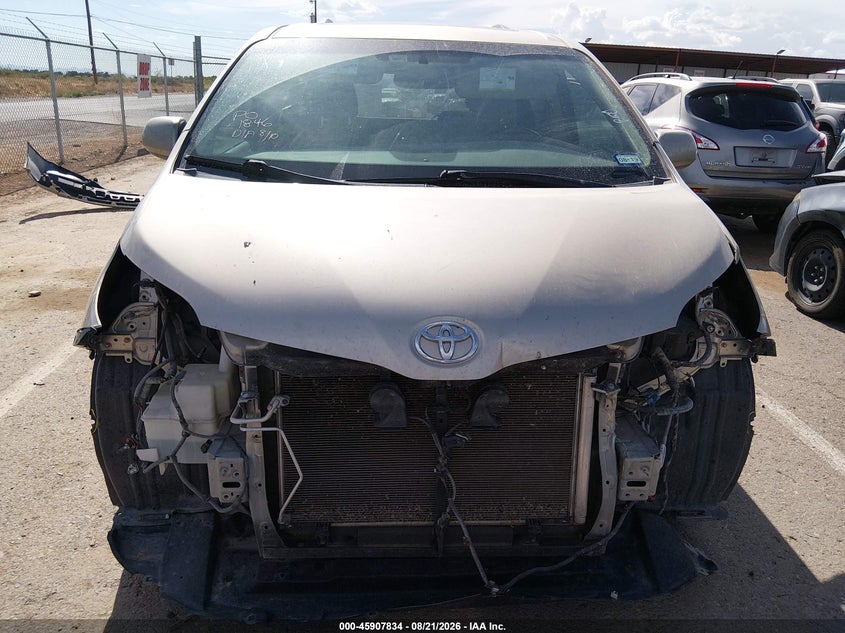 TOYOTA SIENNA - zdjęcie 12