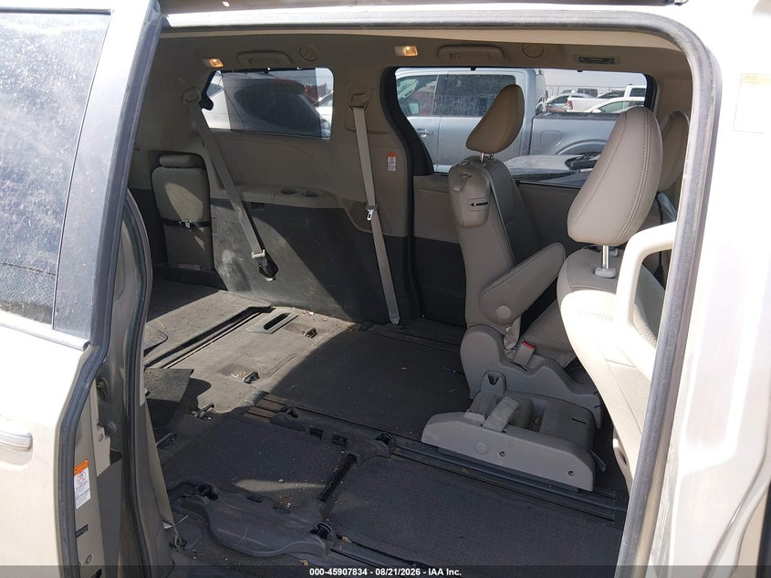 TOYOTA SIENNA - zdjęcie 8