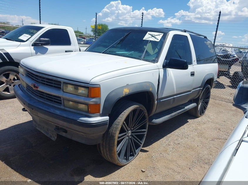 1998 Chevrolet Tahoe, Normal Wear & Tear, IAAI, VIN 3GNEK18R8WG104644 — photo 2