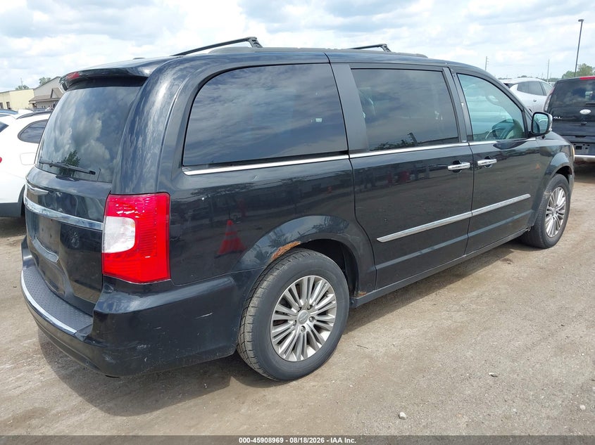 2013 CHRYSLER TOWN & COUNTRY auction photo 4