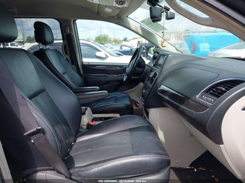 2013 CHRYSLER TOWN & COUNTRY auction photo 5