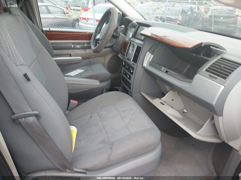 2009 CHRYSLER TOWN & COUNTRY auction photo 5