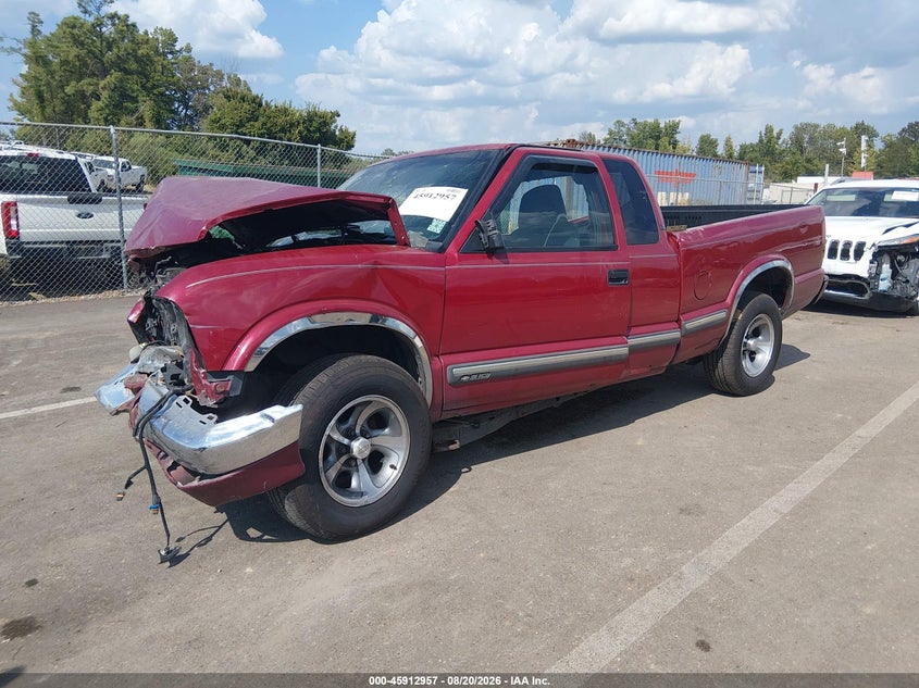 2001 Chevrolet S-10 Pickup, Front End, IAAI, VIN 1GCCS19W618100983 — photo 2