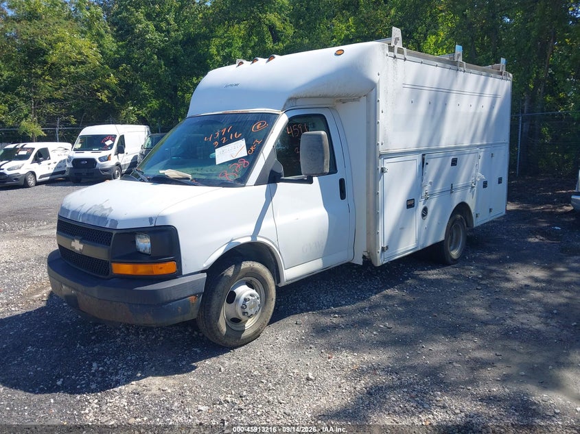 2005 CHEVROLET EXPRESS CUTAWAY auction photo 2