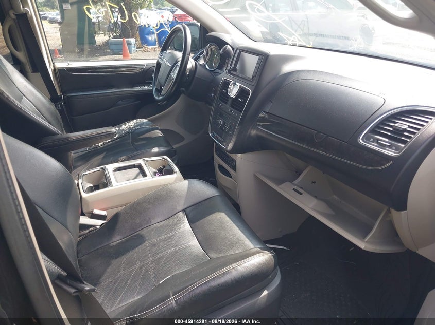 2011 CHRYSLER TOWN & COUNTRY auction photo 5