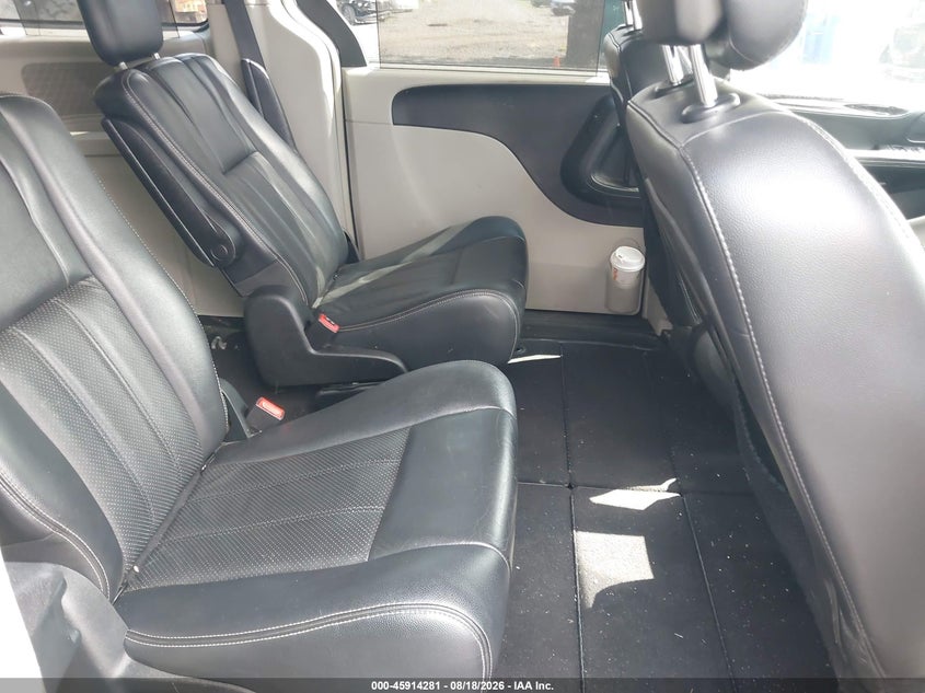 2011 CHRYSLER TOWN & COUNTRY auction photo 8