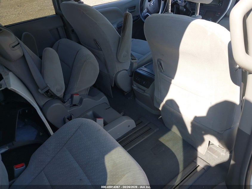 2019 TOYOTA SIENNA auction photo 8
