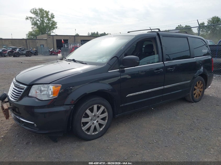 2015 CHRYSLER TOWN & COUNTRY auction photo 2