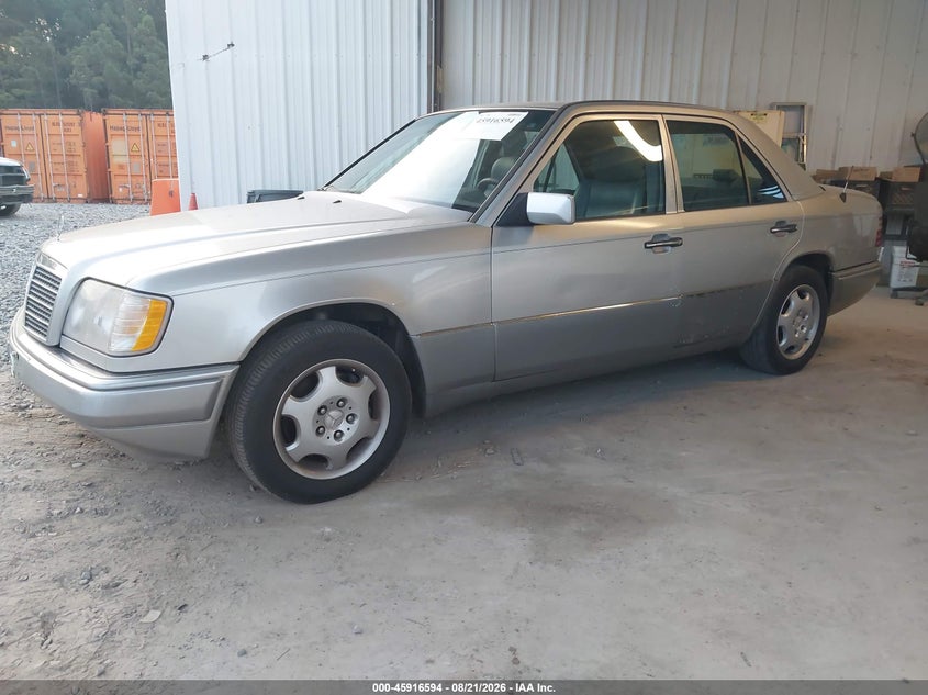 1995 Mercedes-Benz E-klasse, Right Side, IAAI, VIN WDBEA32E7SC256911 — photo 2