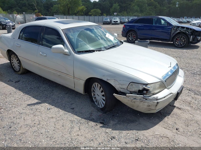2004 LINCOLN TOWN CAR auction photo 1