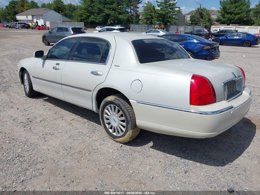 2004 LINCOLN TOWN CAR auction photo 3
