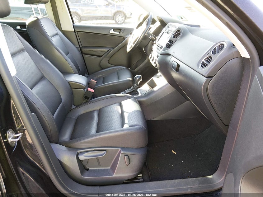VOLKSWAGEN TIGUAN 2017 VIN WVGSV7AX1HK002933