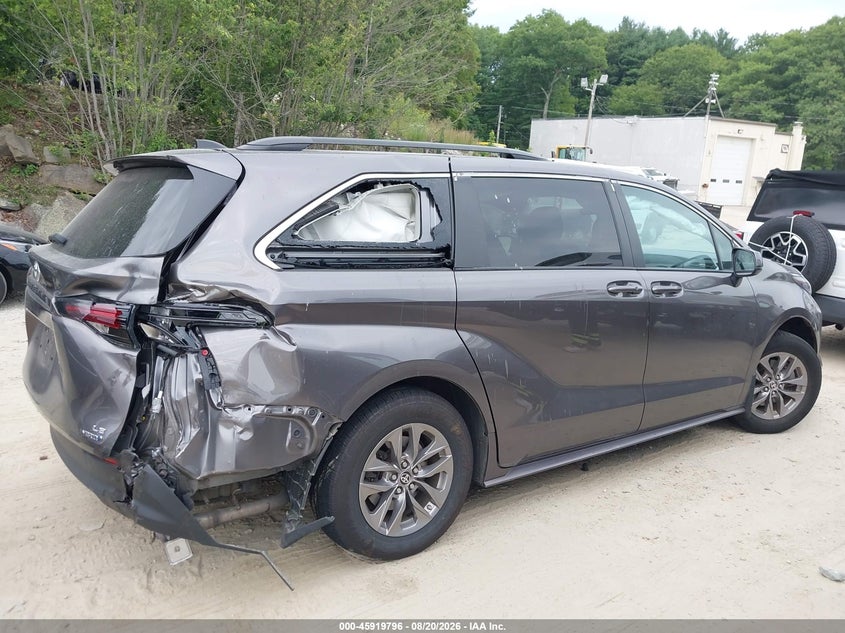 TOYOTA SIENNA - zdjęcie 13