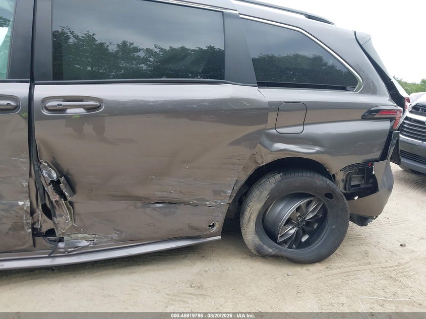 TOYOTA SIENNA - zdjęcie 18