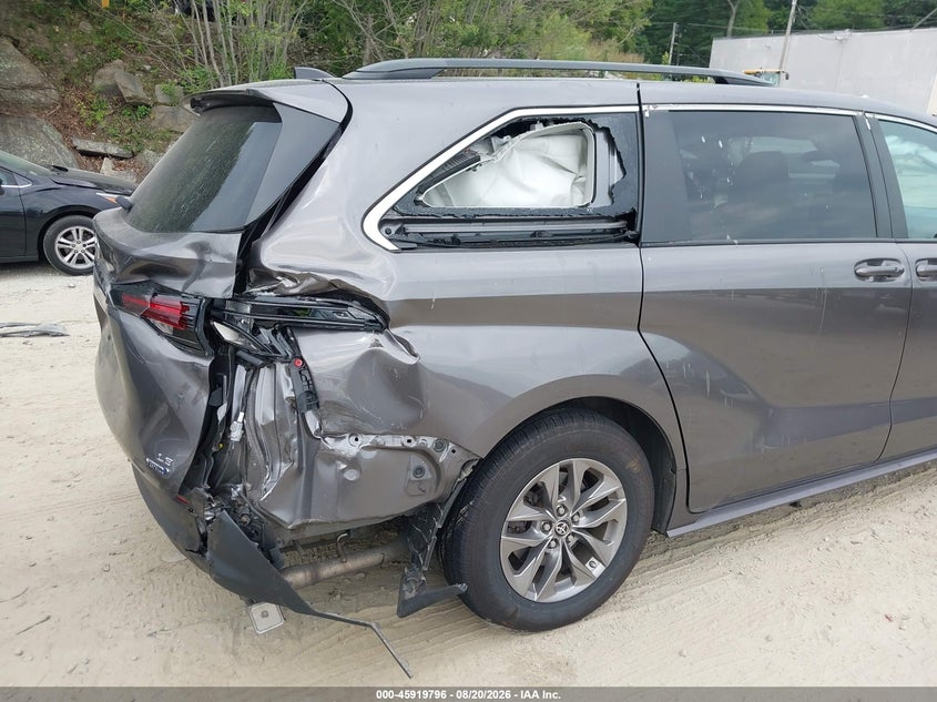 TOYOTA SIENNA - zdjęcie 21