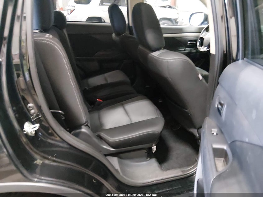 2017 MITSUBISHI OUTLANDER auction photo 8