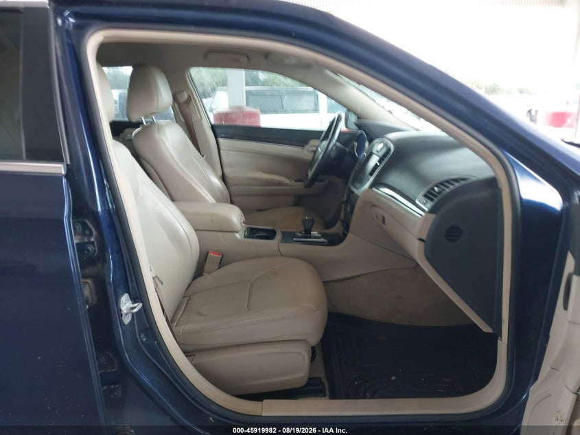 2014 CHRYSLER 300 auction photo 5