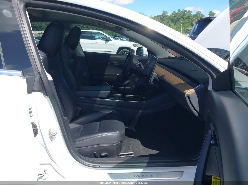 TESLA MODEL 3 - zdjęcie 5