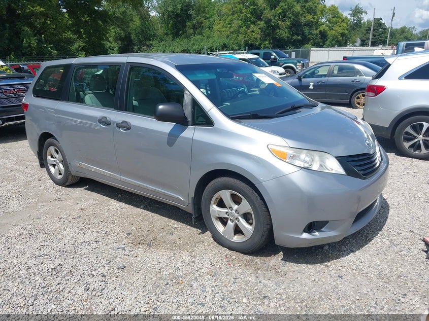 2017 TOYOTA SIENNA auction photo 1