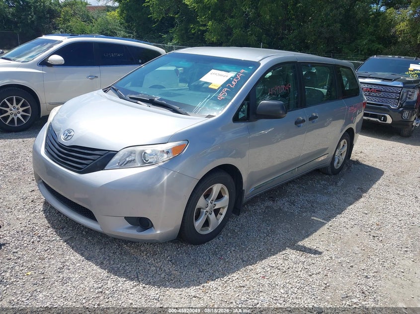 2017 TOYOTA SIENNA auction photo 2