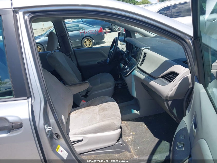 2017 TOYOTA SIENNA auction photo 5