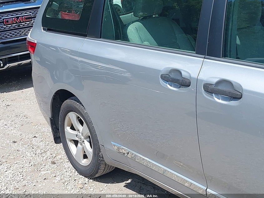 2017 TOYOTA SIENNA auction photo 6