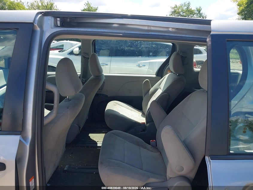 2017 TOYOTA SIENNA auction photo 8