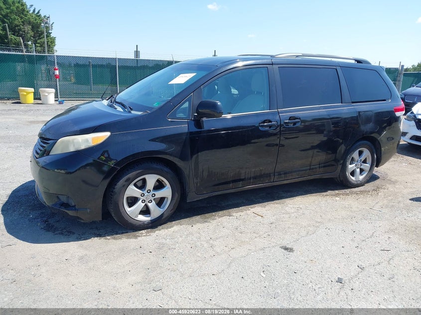 2013 Toyota Sienna, Right Side, IAAI, VIN 5TDKK3DC3DS362982 — photo 2