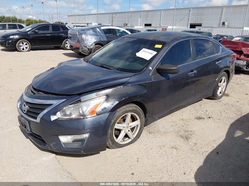 2013 Nissan Altima, Right Front, IAAI, VIN 1N4AL3AP8DN482630 — photo 2