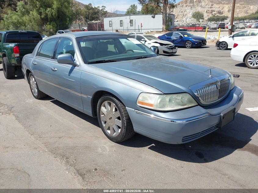 2004 LINCOLN TOWN CAR auction photo 1